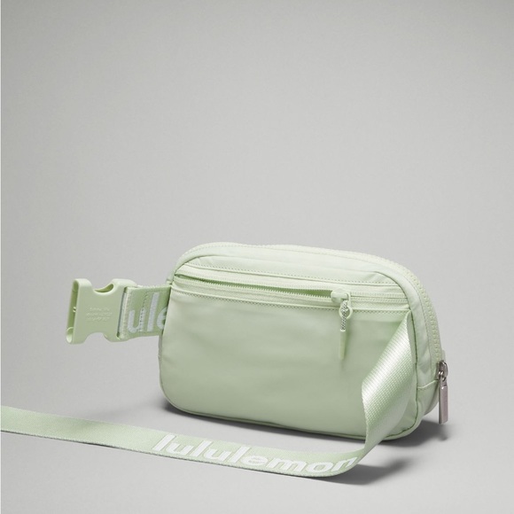 Lululemon Everywhere Belt Bag 1L- Kohlrabi Green/White - Picture 12 of 12